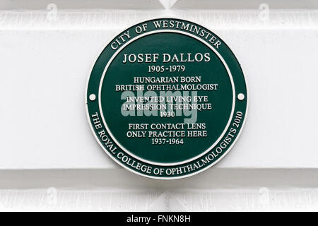 Eine Gedenktafel am Cavendish Square in London zur Erinnerung an die Arbeit der Augenarzt Josef Dallos. Stockfoto