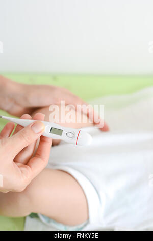 Baby Temperatur überprüfen kennzeichnet hohes Fieber auf thermometer Stockfoto