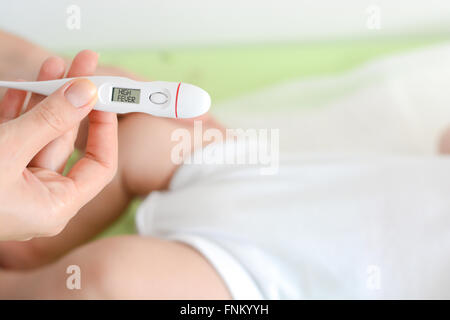 Baby Temperatur überprüfen kennzeichnet hohes Fieber auf thermometer Stockfoto