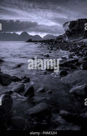 Blick auf die Black Cuillin Mountains aus der Strand in Elgol auf der Insel Skye, Schottland, Großbritannien Stockfoto