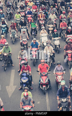 Motorrad-Verkehr in Saigon - viele Roller-Fahrer, überfüllten Straße Stockfoto