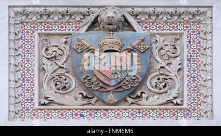 Wappen von prominenten Familien, die an der Fassade, Portal der Cattedrale di Santa Maria del beigetragen Fiore, Florenz Stockfoto