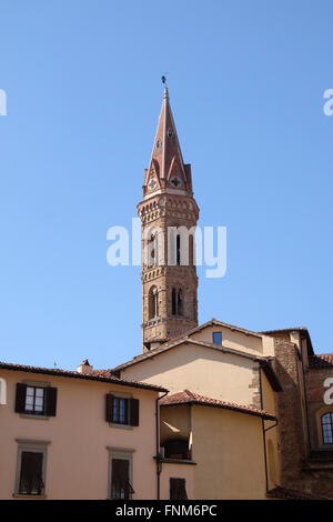 Glockenturm der Kirche Badia Fiorentina-Ansicht von der Piazza San Firenze im historischen Zentrum von Florenz, Toskana, Italien Stockfoto