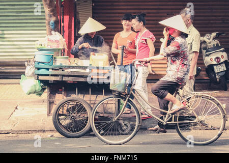 Frau verkaufen Essen auf der Straße in Sigon Vietnam - Nudelsuppe Pho - vietnamesisches Frühstück Stockfoto