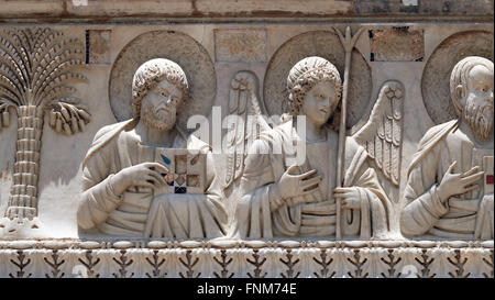 Heiligen und Engeln, Baptisterium Dekoration Architrav Bögen, Dom in Pisa, Italien Stockfoto