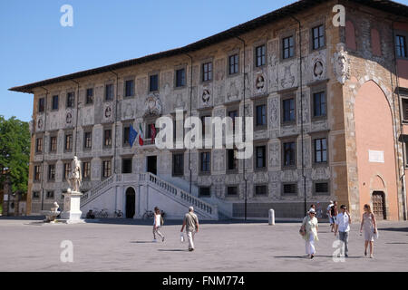 Gebäude von Pisa Superiore Universität auf Piazza dei Cavalieri (Palazzo della Carovana) verziert mit Fresken in Pisa, Italien Stockfoto