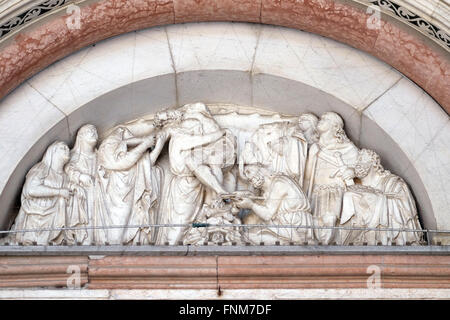 Der Kreuzabnahme, Lünette über dem Portal der Kathedrale von St. Martin in Lucca, Italien Stockfoto