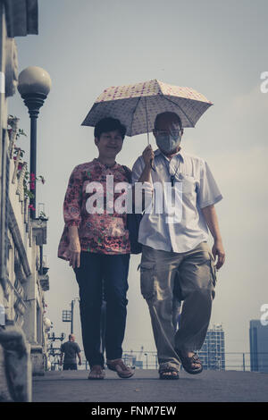ältere asiatische paar Porträt - Leute street Fotografie Bangkok Thailand - Vintage-Stil Stockfoto