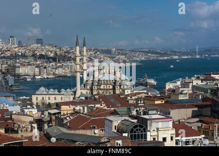 Die neue Moschee und den Bosporus gesehen von Süleymaniye, Istanbul, Türkei Stockfoto