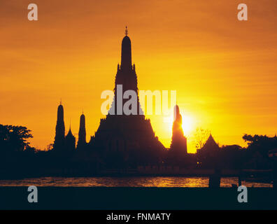 Silhouette des Wat Arun (Tempel der Morgenröte) bei Sonnenuntergang, Bangkok, Thailand Stockfoto