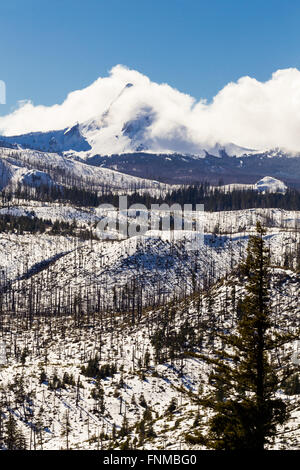 Mt Washington voller Wolken über die Gipfel im Schnee im Winter. Stockfoto