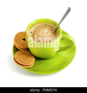 Grüne Tasse Kaffee mit Schaum und leckere Kekse auf einem weißen Hintergrund. Isoliert mit Beschneidungspfad. Stockfoto