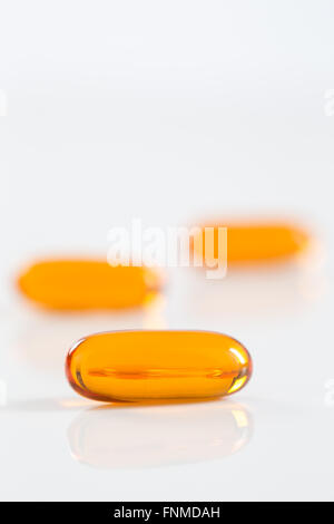 Weiche Gele Pillen mit Omega-3 Öl auf weiß Stockfoto