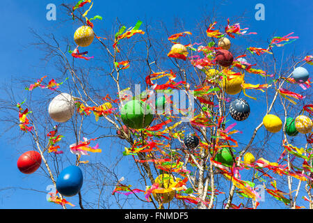 Bunt dekorierte Ostereier tschechische Ostereier hängen an Baum Birkenzweigen bunte Bänder Wind Ankunft Frühling traditioneller Urlaub Stockfoto