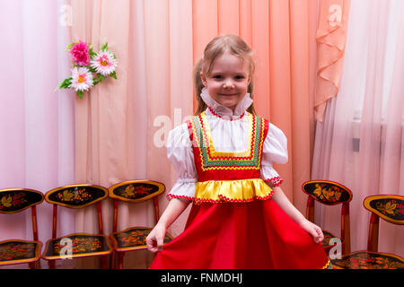 kleines Mädchen in einem roten russischen nationalen Kleid Stockfoto