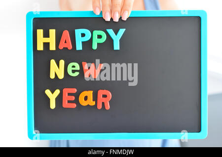 ,, Happy New Year "an die Tafel mit magnetischen farbigen Buchstaben-Blöcke geschrieben Stockfoto