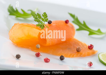 Lachs auf Teller mit Salat Ans grün lemond Stockfoto