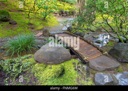 Bambus Foot Bridge Over Creek im Frühling im japanischen Garten Stockfoto