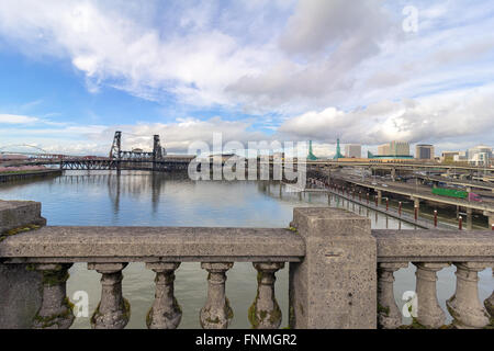 Northeast Portland Skyline und Stahlbrücke über den Willamette River tagsüber Blick von Burnside-Brücke Stockfoto