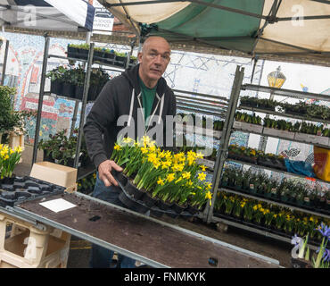 Marktes stand Halter Columbia Road Blumenverkäuferin Stockfoto