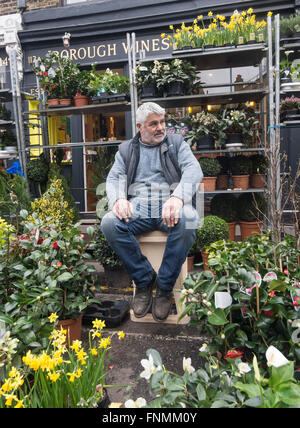 Marktes stand Halter Columbia Road Blumenverkäuferin Stockfoto