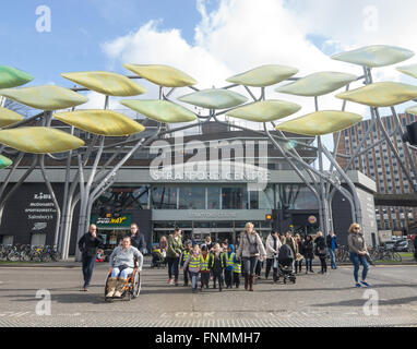 Kinder, die Straße überqueren, Stratford Stadtzentrum Stockfoto