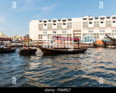 Holzboote genannt Abra Wassertaxis für den öffentlichen Verkehr über den Creek von Deira nach Bur Dubai in Dubai, Emirates Stockfoto