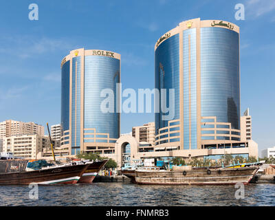 Dhow Boote und Deira Twin Towers oder Rolex Towers in Rigga Al Buteen in Deira Creek, Dubai, Vereinigte Arabische Emirate Stockfoto