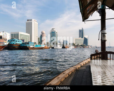 Blick vom Abra Wassertaxi auf dem Creek nach Deira Skyline mit Arbift Turm, Etisalat Tower 1 und National Bank of Dubai, Vereinigte Arabische Emirate Stockfoto