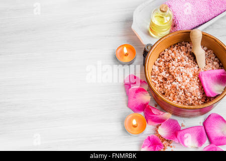 Spa mit stiegen, Badesalz, Rosenblätter, Handtuch und Körperpflege Öl und Kerzen Stockfoto