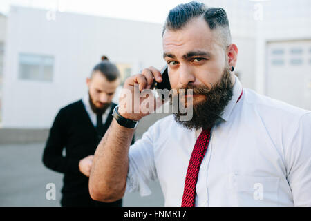 Zwei Unternehmer bei der Arbeit Stockfoto