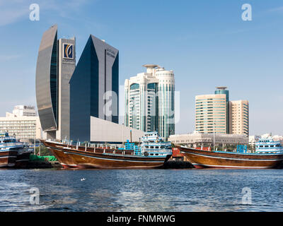 Dhaus und Gebäude der National Bank of Dubai, Dubai Creek Tower und Al Reem Tower in Rigga Al Buteen Centre in Dubai, Vereinigte Arabische Emirate Stockfoto