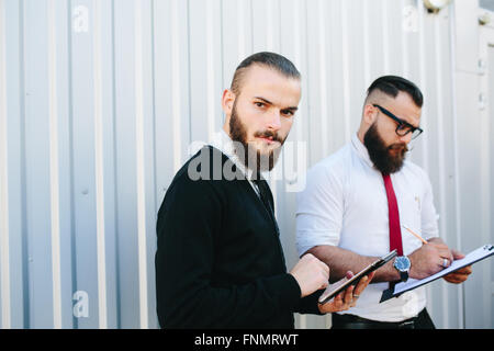 Zwei bärtige Geschäftsmann Blick auf etwas Stockfoto