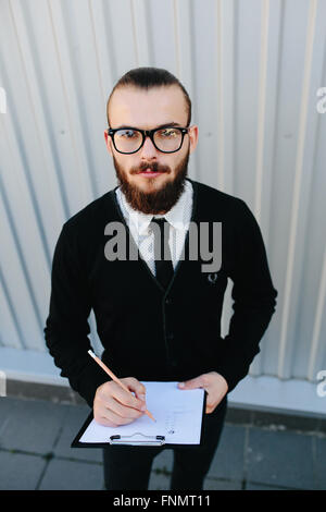 Geschäftsmann unterzeichnet ein Dokument Stockfoto