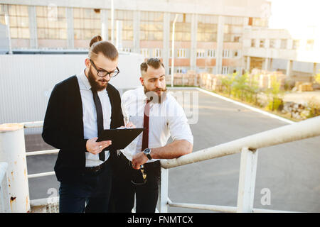 Zwei Unternehmer bei der Arbeit Stockfoto