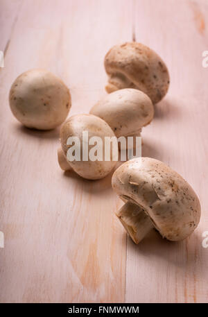 Frische Champignons auf dem Holztisch Stockfoto