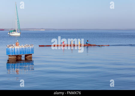 CIENFUEGOS, Kuba - 30. März 2012: Rudern Team von vier Männern und Yacht nur zur redaktionellen Verwendung. Stockfoto