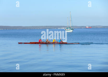 CIENFUEGOS, Kuba - 30. März 2012: Rudern Team von vier Männern und Yacht nur zur redaktionellen Verwendung. Stockfoto