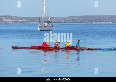 CIENFUEGOS, Kuba - 30. März 2012: Rudern Team von vier Männern und Yacht nur zur redaktionellen Verwendung. Stockfoto