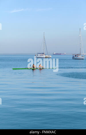 CIENFUEGOS, Kuba - 30. März 2012: Rudern Team aus zwei Männern und Yacht nur zur redaktionellen Verwendung. Stockfoto