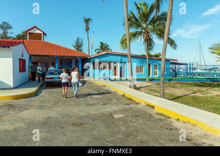 CIENFUEGOS, Kuba - 30. März 2012: Verwaltungsgebäude der Yacht Marina nur zur redaktionellen Verwendung. Stockfoto