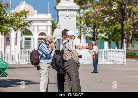 CIENFUEGOS, Kuba - 30. März 2012: ausländische Touristen in Altstadt und lokalen Führer nur zur redaktionellen Verwendung. Stockfoto