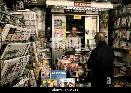 AJAXNETPHOTO. VERSAILLES, FRANKREICH. -KIOSK KIOSK IN DER STADT. FOTO: JONATHAN EASTLAND/AJAX REF: DP81604 152 Stockfoto