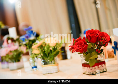 Strauß Rosen auf einem Hochzeitstisch Stockfoto