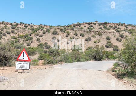 Ein steiler Aufstieg Warnung auf der Verbindungsstraße im Mountain Zebra National Park in der Nähe von Cradock in Südafrika Stockfoto