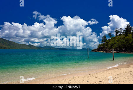 Blick über zu den Inseln der Whitsundays, Great Barrier Riff vom Strand am Haken-Island-Queensland-Australien Stockfoto