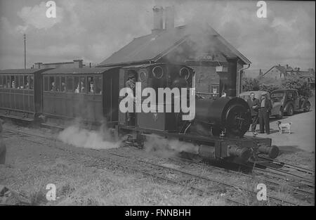 Towyn Wharf Station der Schmalspurbahn Talyllyn wahrscheinlich um 1963 mit Nr. 2 Dolgoch will abgehen in einem Zug Stockfoto