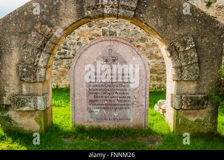 Stein-Plakette zum Gedenken an die Errichtung des Gerichtshofs in Cangas de Onis König Pelayo, unter der römischen Brücke. Cangas de Onis Stockfoto