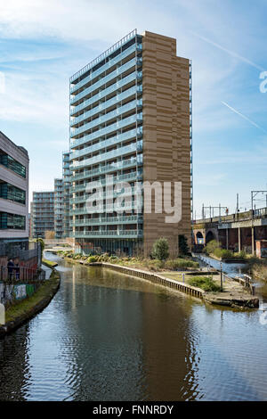 Eines der St. Georges Island Wohnblocks und Bridgewater Canal, Manchester, England, UK Stockfoto