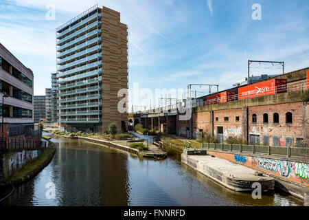 Eines der St. Georges Island Wohnblocks und Bridgewater Canal, Manchester, England, UK Stockfoto